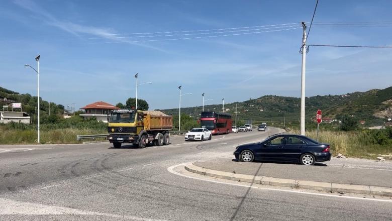 Autostrada Levan-Tepelenë burim aksidentesh, banorët: Mungojnë kalimet e sigurta, automjetet lëvizin me shpejtësi të lartë