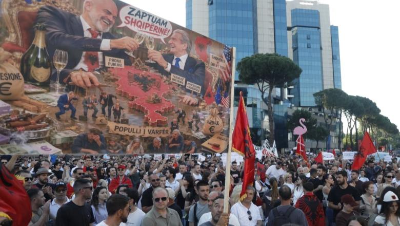 'Zvërneci' Me pankarta kundër keqqeverisjes, protestuesit mbërrijnë para Kryeministrisë, kërkojnë dorëheqjen e qeverisë Rama