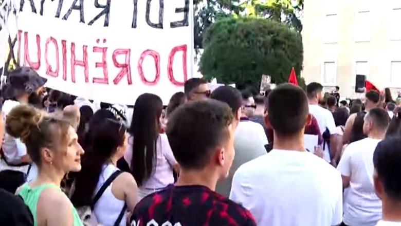 Protestuesja para Kryeministrisë:Në fillim na thanë se jemi grekë e rusë, por këtu ka vetëm shqiptarë të mirë