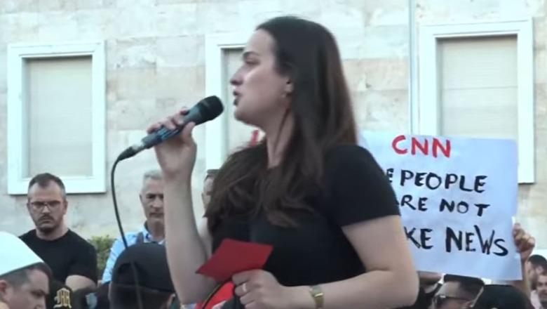 Protesta për Zvërnecin/ 'Duam anulimin e ndryshimeve në ligjin për zonat e mbrojtura', protestuesja para Kryeministrisë: Po grabisin pronat publike dhe malet tona