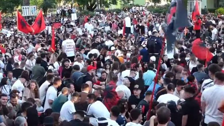Humbet sërish një vajzë në mes të turmës para Kryeminstrisë! Kërkohet ndërhyrja e Policisë