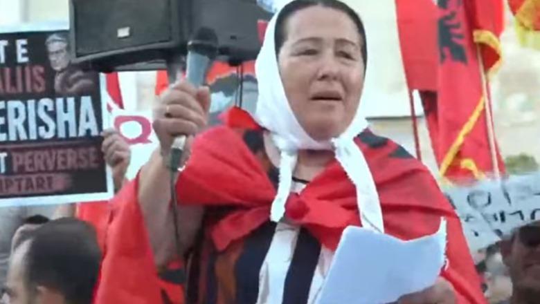 Protesta për Zvërnecin/ Nënëlokja me flamurin kuqezi emocionon protestuesit me vargjet e saj: Po të shesin copa-copa moj Shqipni'