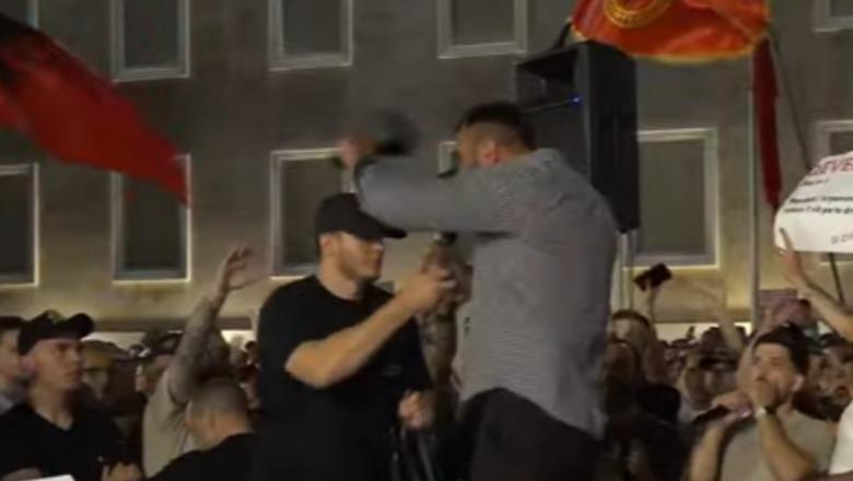 Sharje ndaj Berishës dhe Ramës në protestë, protestuesit i heqin mikrofonin folësit