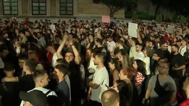Protesta kundër 'Zvërnecit', protestuesja: Ftojmë policët me uniformat e zbardhura nga dielli të na bashkohen