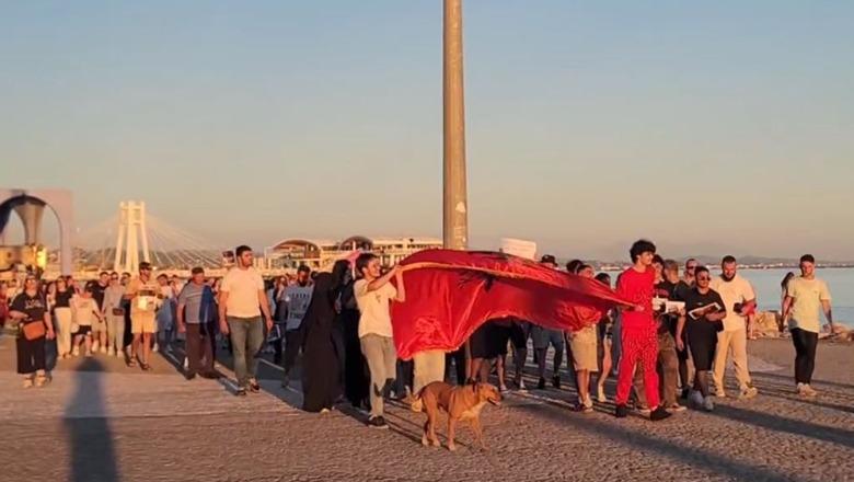 Qytetarët në Durrës protestë për ndërtimin e resortit në Zvërnec