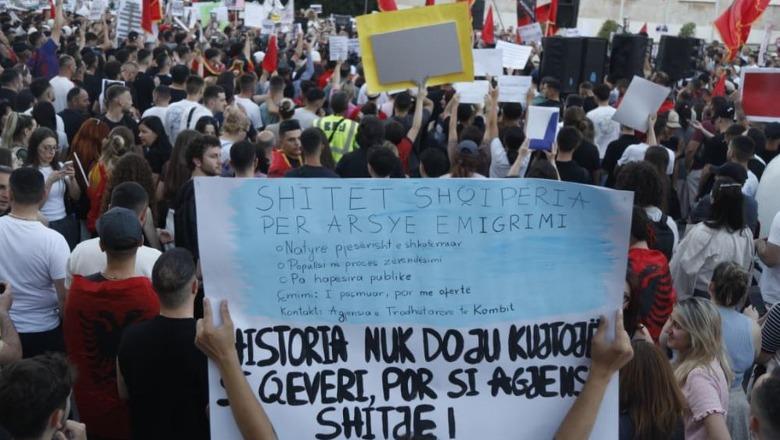 'Shitet Shqipëria për arsye emigrimi’, pankartat më pikante në protestën para Kryeministrisë