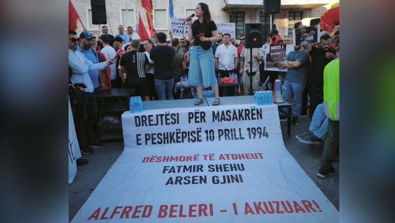 Protestuesit në Tiranë kërkojnë drejtësi për Masakrën e Peshkëpisë: ‘Fredi Beleri – I akuzuari’ për vrasjen e 2 ushtarakëve shqiptarë