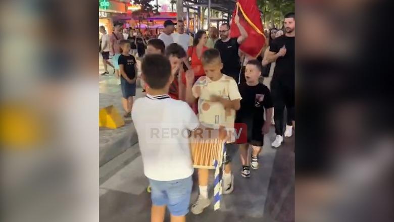 Protesta për Zvërnecin/ Me daulle, fëmijët në Vlorë thirrje qytetarëve: Çohuni nga kafja