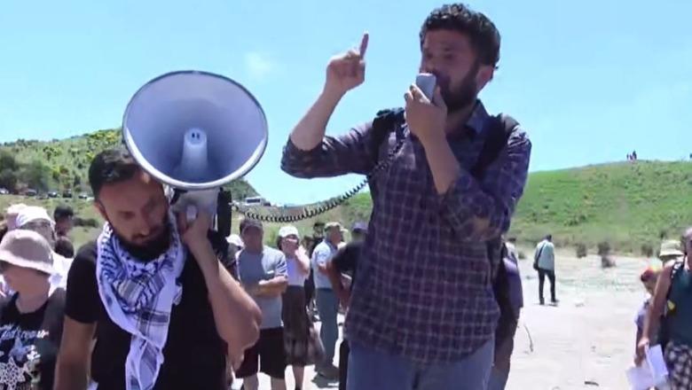 Protesta në Zvërnec, protestuesi: Para një jave këtu ishte bërë si kamp përqendrimi! Ishte rrethuar nga banditë