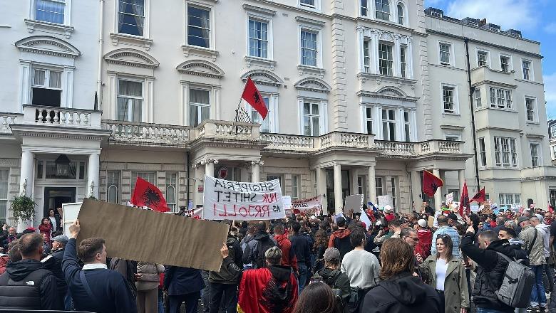  Zvërneci, shqiptarët në Britaninë e Madhe protestë para ambasadës shqiptare