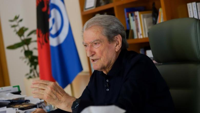 Protestat për Zvërnecin e zënë ngushtë! Berisha bëhet qesharak: Mos u merrni me thirrje për arrestimin tim, kjo është një ‘gjethe’, trung të protestës keni Ramën