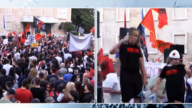 Protesta në Tiranë/ I riu ngjitet në podium me plehrat në duar: Kam ardhur për t’ia sjellë Ramës nga Zvërneci, meqë qeveria nuk i mblodhi