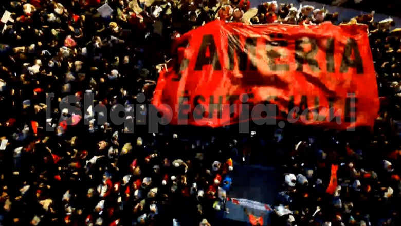 ‘Çamëria është gjallë’, flamuri kuqezi valëvitet mbi turmën e protestuesve