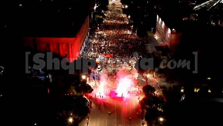 Ndizen flakadanë në protestën kundër Zvërnecin, qytetarët thirrje: Fikni, mos bëni provokime! Ka fëmijë në turmë (VIDEO)