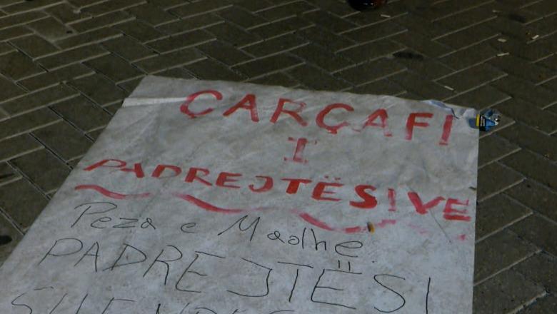 ‘Çarçafi i padrejtësive’, ‘dhurata’ që protestuesit i lanë në shesh kryeministrit Edi Rama