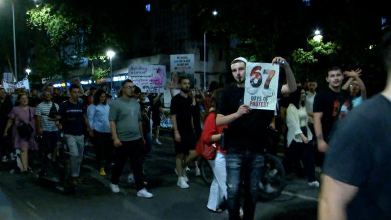 ‘Zvërneci’, 4 orë para Kryeministrisë, qytetarët vazhdojnë marshimin nëpër rrugë