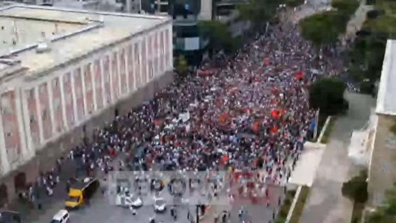 ‘Zvërneci’, qytetarët 1 javë në shesh: Dorëheqje, kauza jo vetëm për flamingot! Të rinjtë nga Kosova: Jemi me ju! Protestë edhe në qytete të tjera (VIDEO+FOTO)