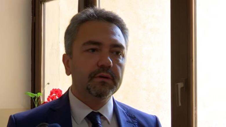 Zgjedhjet në Kosovë, hapen qendrat e votimit, kreu i KQZ-së bën thirrje për pjesëmarrje masive