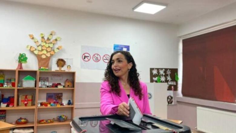 Zgjedhjet në Kosovë, Vjosa Osmani hedh votën në Hajvali të Prishtinës