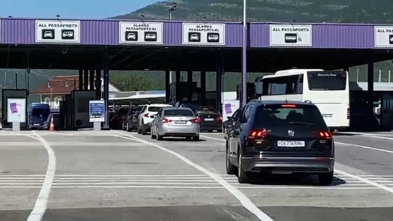 Votuan dhe dhe u nisën drejt bregdetit shqiptar, 9 mijë kosovarë kaluan kufirin të dielën në Morinë