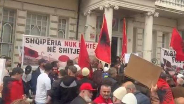 'Zvërneci', Diaspora shqiptare del në protestë në Londër: Shqipëria nuk është në shitje
