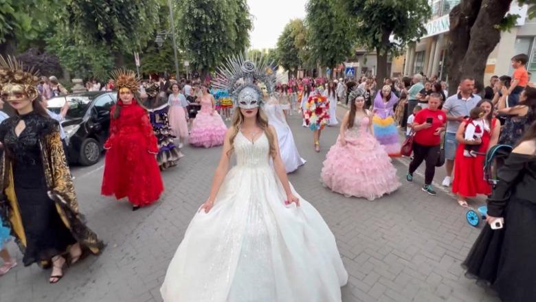 Korça në festë! Festivali i Karnavaleve çel sezonin veror, kulmon me paradën madhështore