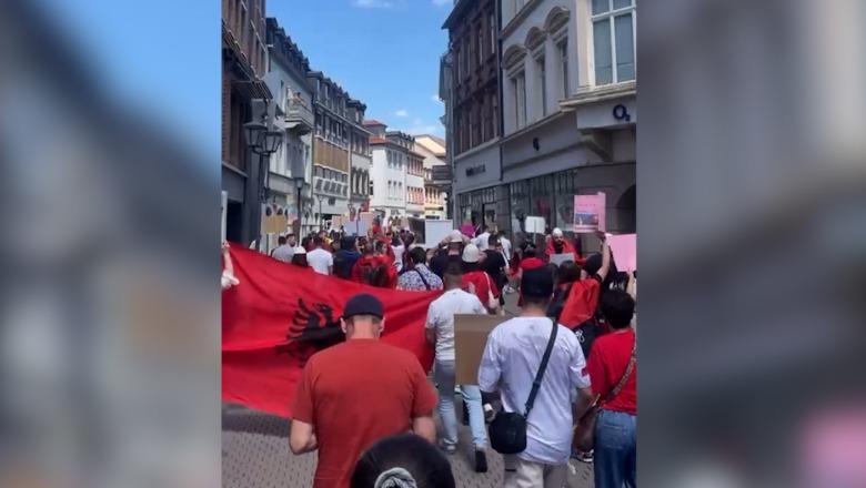 ‘Mos e shit vendin’- Qindra shqiptarë protestojnë në Heidelberg të Gjermanisë kundër ndërtimit të resortit në Zvërnec (VIDEO)