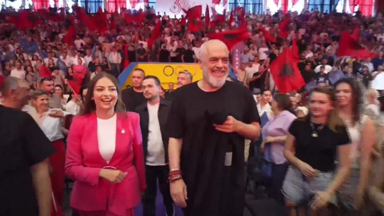 Socialistët festojnë 35-vjetorin e PS dega Elbasan, në event i pranishëm kryeministri Rama dhe qindra qytetarë! Mazniku: Partia jonë është si një pemë, forcën e ka te rrënjët