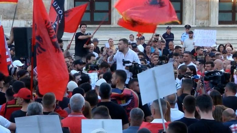 ‘Kush e organizon protestën?’ Tubuesi shpalos ‘listën’: Një djalë me emrin Shpopullim, 35-vjeçarja Prona Private! E treta, Rinia Shqiptare