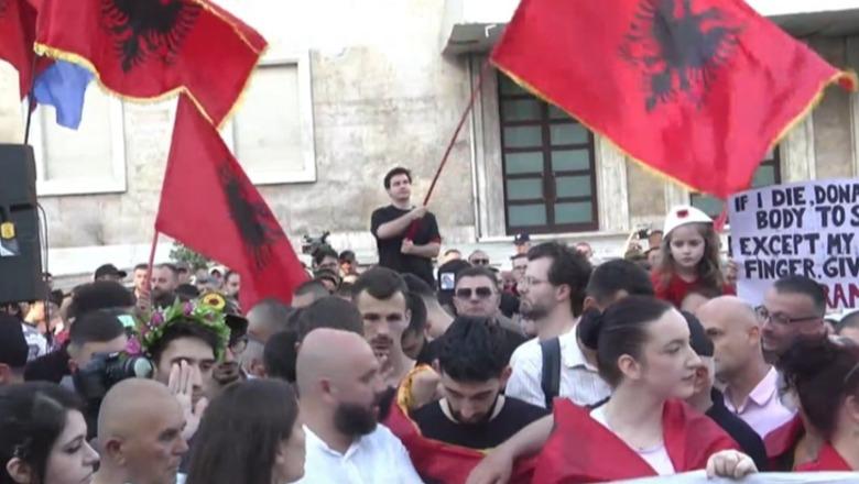 Protestuesja i jep lajmin Ramës: Diaspora s’do të vijë për pushime, por për protestë!