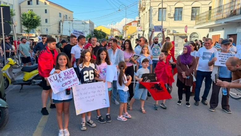 ‘Çohuni nga kafja’, qytetarët e Shkodrës për të dytën ditë radhazi në protestë kundër ndërtimit të resortit në Zvërnec