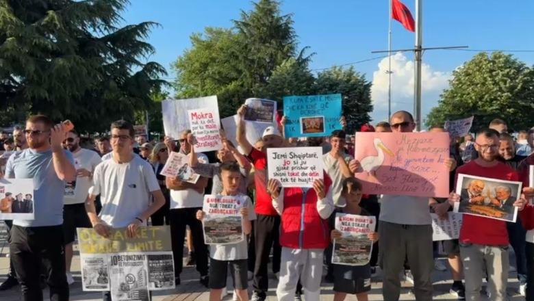 ‘Oligarkët s’kanë limite’, protestë edhe në Pogradec kundër ndërtimit të resortit në Zvërnec