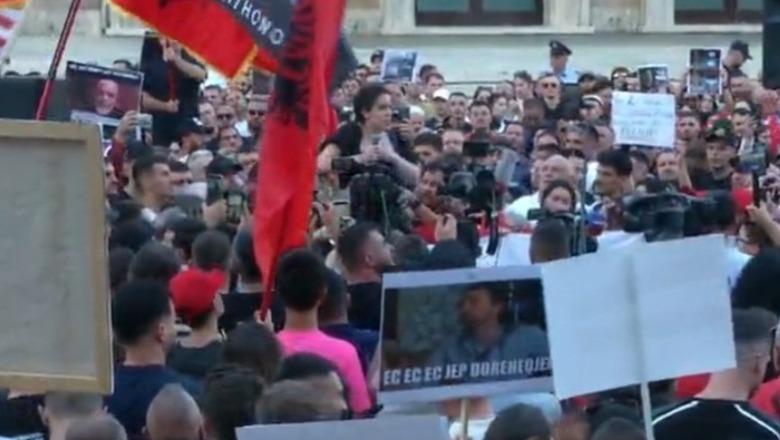 Turistja nga Italia merr pjesë në protestë: S’jemi të frikësuar, duhet të flitet për mbrojtjen e mjedisin dhe transparencën e qeverisë