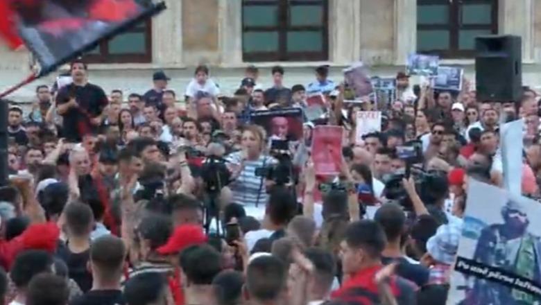 Protestuesja i përgjigjet Ramës: Nuk ikim nga këtu pa të larguar ty! The se po prishim turizmin, por po na njeh gjithë bota