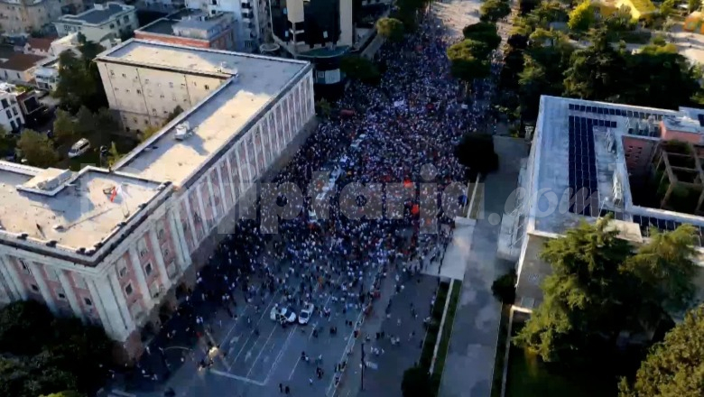 LIVE TV- ‘Zvërneci’/ Qytetarët sërish në protestë: Dorëheqje! Sjellin para kryeministrisë gomonen: Emigrimi nuk është zgjidhje