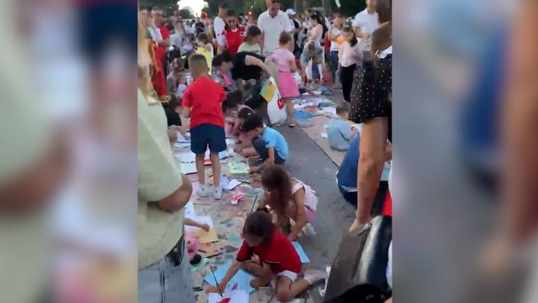 Një kënd i veçantë për të vegjlit! Mes pankartave dhe thirrjeve, fëmijët pikturojnë në protestën para Kryeministrisë (VIDEO)