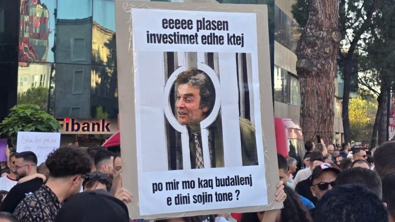 FOTOT/ Protesta përmes pankartave, qytetarët frymëzohen nga shprehje të njohura dhe 'meme'-t virale