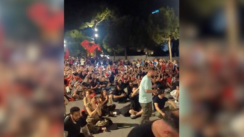 Protesta në vijim, tubuesit ulen në bulevardin ‘Dëshmorët e Kombit’ (VIDEO)