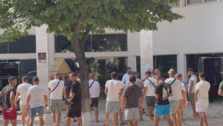 Operatorët e mjeteve ujore ultimatum Bashkisë së Sarandës: Zgjidhni problemin e korridoreve detare ose ju bllokojmë dyert