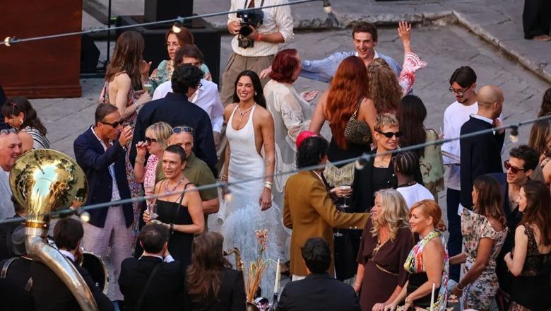 ‘Brenda’ dasmës së Dua Lipës… dhurata speciale për 200 të ftuarit, ëmbëlsira siçiliane dhe valle shqiptare! Mes yjeve botërorë, edhe këngëtari Besnik Qaka