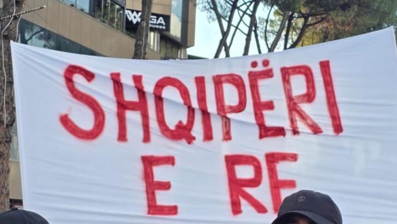Fatos Çoçoli: Protestuesit, përcjellës mesazhi shprese apo zhurmues të jetës urbane?