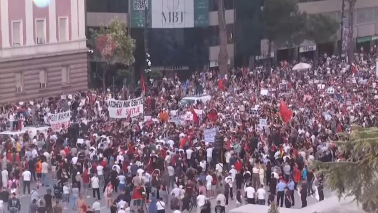 LIVE TV- Protesta për Zvërnecin, qytetarët mblidhen në sheshin ‘Skënderbej’, nis marshimi drejt kryeministrisë