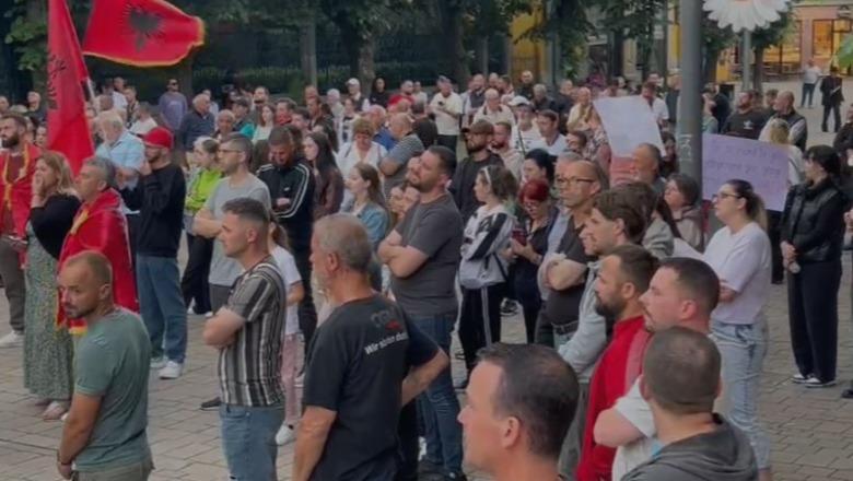 Qytetarët mblidhen në pedonale dhe nisin marshimin, protesta për Zvërnecin vijon në Korçë