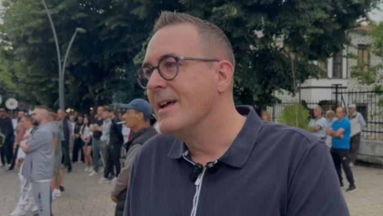 Turisti zviceran i bashkohet protestës për Zvërnecin në Korçë: Zhvillimi dhe natyra duhet të ecin dorë për dore
