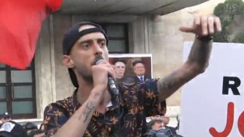Revoltohet qytetari: Poshtë mikrofoni, protesta është e qytetarëve!