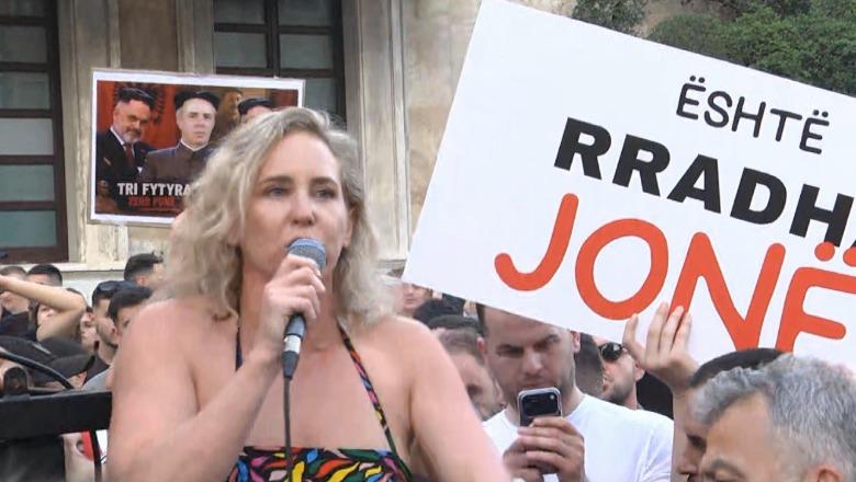 Avokatja shqiptaro-australiane Eva Buzo mesazh qytetarëve në protestën para kryeministrisë: Po frymëzoni të gjithë botën, vazhdoni ta ngrini zërin!