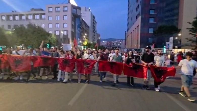 ‘Çohuni nga kafja!’ Protestuesit përsërisin thirrjen e njohur