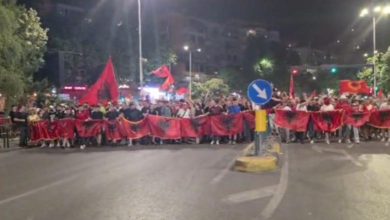 ‘Zvërneci’/ Balla ndan në rrjetet sociale transmetimin live të protestës nga Reuters: Çudi sesi një tubim me më pak se 2 mijë vetë kthehet në spektakël ndërkombëtar