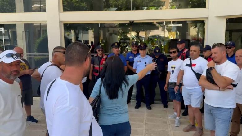 Taksistët protestë në Sarandë, përplasje me policinë! Shoferët: Pirateria po na dëmton, bashkia hesht