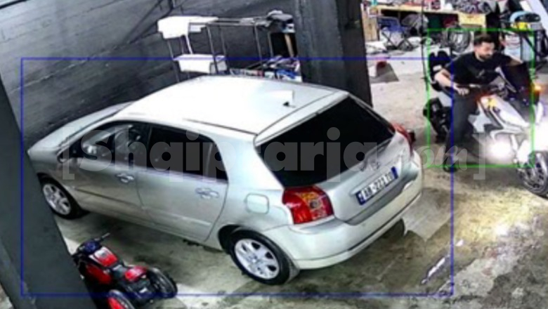 Dyshohet se u mor peng, Report Tv siguron foton e fundit të të riut Koçi! Në makinën e autorëve gjenden njolla gjaku